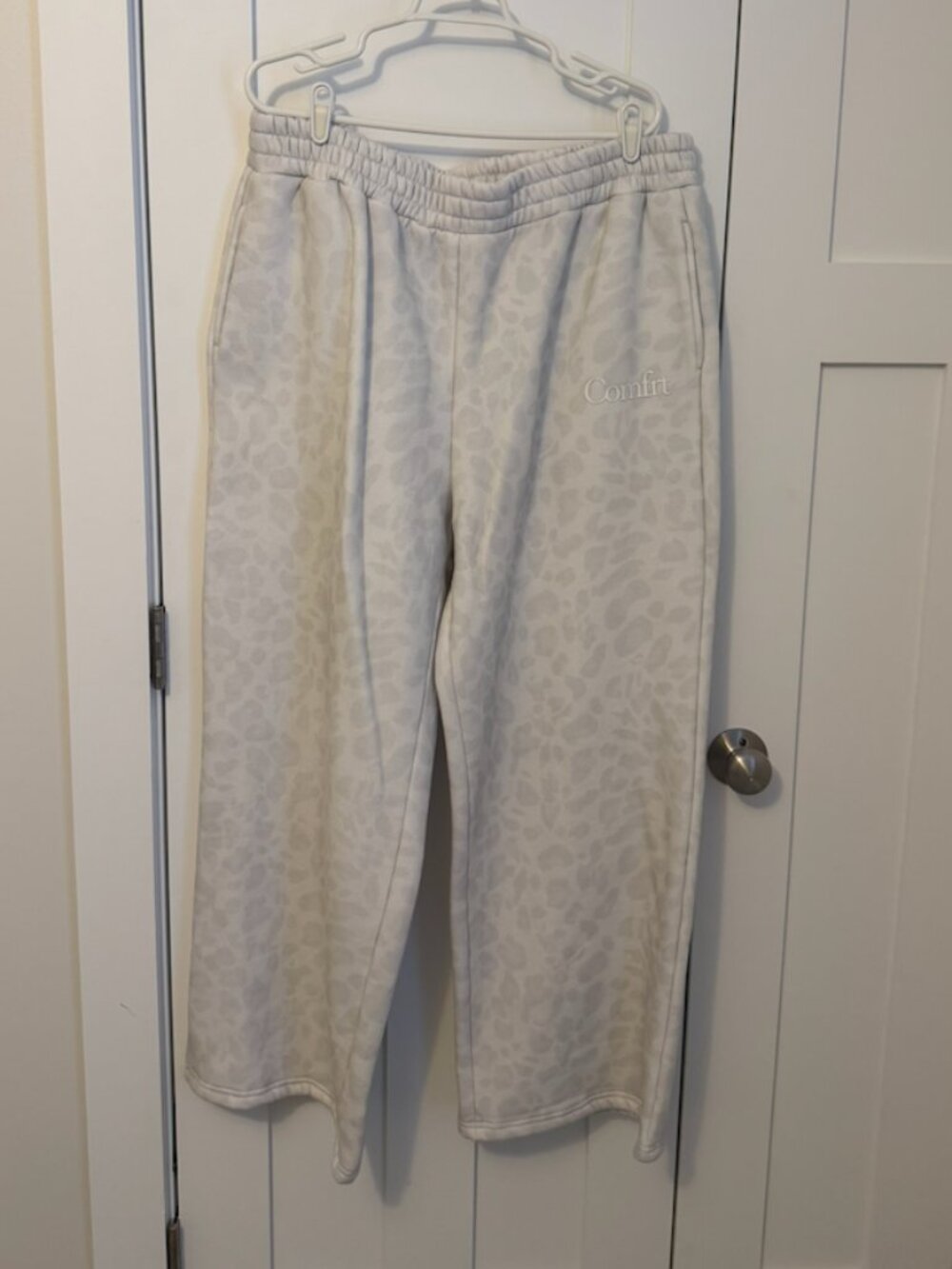 Comfrt Limited Edition Snow Leopard Sweatpants White Size 2XL